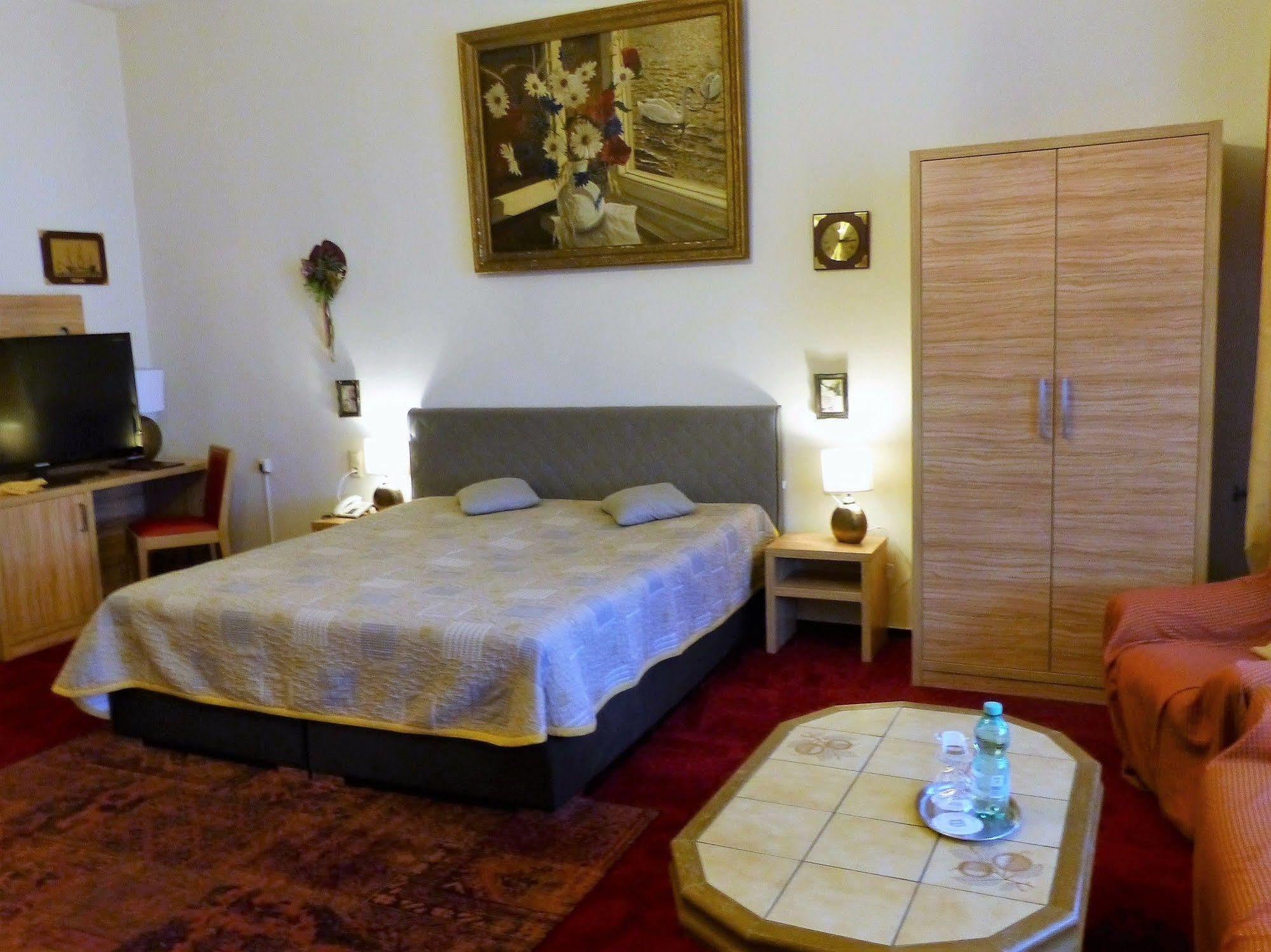 Hotel Pension Savoy Near Kurfuerstendamm Берлин Экстерьер фото